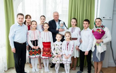 Сегодня, в Международный женский день, посетил семью Ботезату из Кишинёва, которая растит в большой любви 8 детей, из которых 7 – девочки