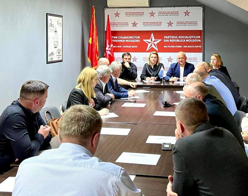 Împreună cu membrii Comitetului Executiv al PSRM, Olga Cebotari și Aliona Pilipețcaia (responsabilă pentru Zona de nord a țării), ne-am întrunit în ședință cu liderii organizațiilor teritoriale a PSRM din nordul Moldovei