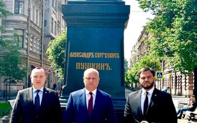 Вместе с членами нашей делегации возложили цветы к памятнику Александру Сергеевичу Пушкину в Санкт-Петербурге по случаю 225-летия со дня его рождения